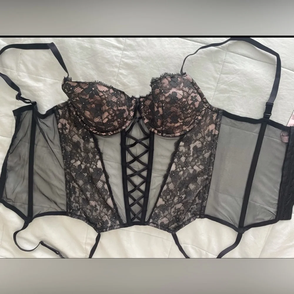Victoria’s Secret Lace Corset w Criss Cross and‎ Stocking Clips Black/pink